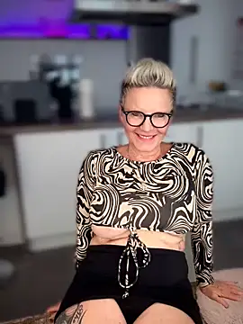 German Milf online show from October 2025 01:30:01 PM