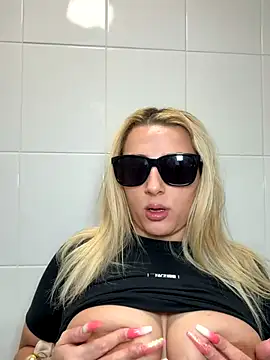 Strongqueen online show from November 2025 07:02:02 PM