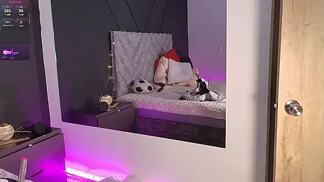 Snapshot of emmajohnss chatting on February 2025 06:56:02 AM emmajohnss online show from February 2025 06:56:02 AM