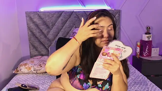 Snapshot of emmajohnss chatting on November 2025 04:00:02 AM emmajohnss online show from November 2025 04:00:02 AM