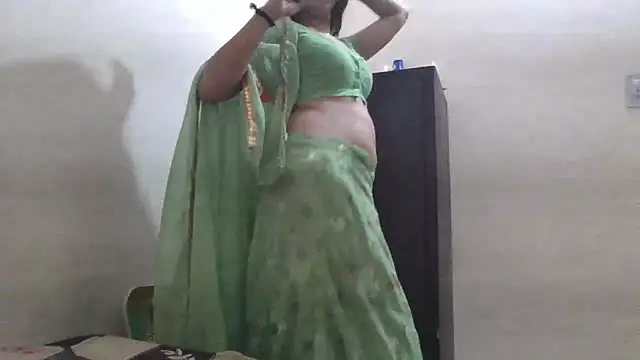 Snapshot of lovelydesi21 chatting on January 2026 05:04:01 PM lovelydesi21 online show from January 2026 05:04:01 PM