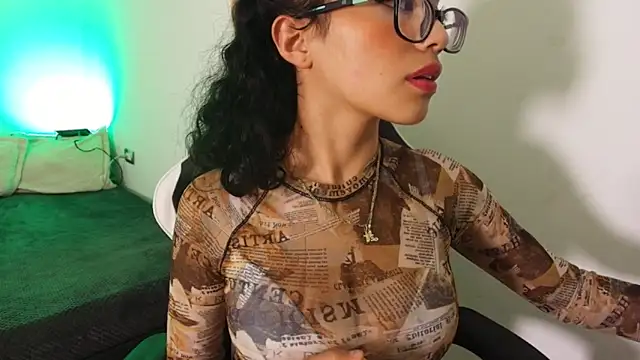 Marcelinee   online show from November 2025 10:43:02 PM