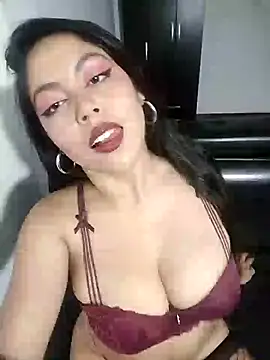 Snapshot of leah_passion chatting on December 2024 11:49:02 PM leah passion online show from December 2024 11:49:02 PM