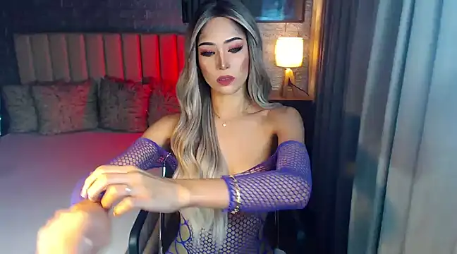 Snapshot of Miss_Amandaversace chatting on February 2025 12:27:02 AM Miss Amandaversace online show from February 2025 12:27:02 AM