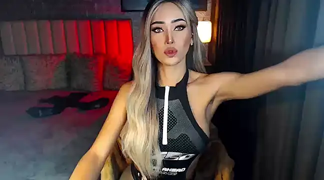 Snapshot of Miss_Amandaversace chatting on March 2025 10:28:02 PM Miss Amandaversace online show from March 2025 10:28:02 PM