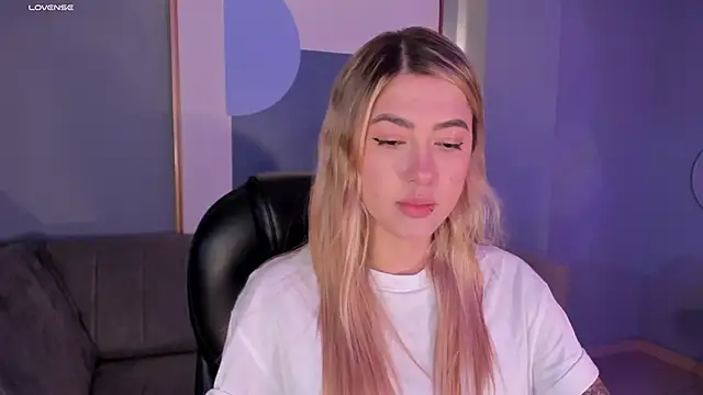 EveBensonX online show from November 2025 07:35:01 PM