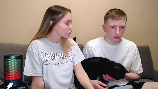 juliaanddima online show from April 2026 10:21:02 PM