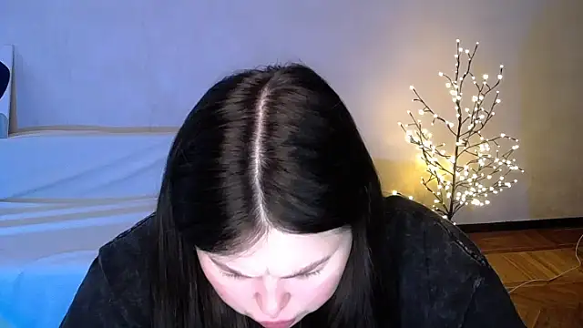 Emily Mo online show from June 2026 06:09:01 AM