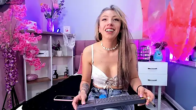 mia thompsonn  online show from October 2025 03:36:01 PM