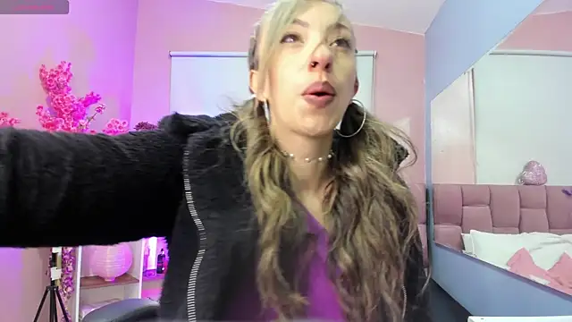 mia thompsonn  online show from December 2025 01:53:01 PM