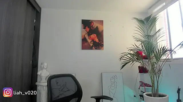 Snapshot of liah_v chatting on January 2025 04:44:01 PM liah v online show from January 2025 04:44:01 PM