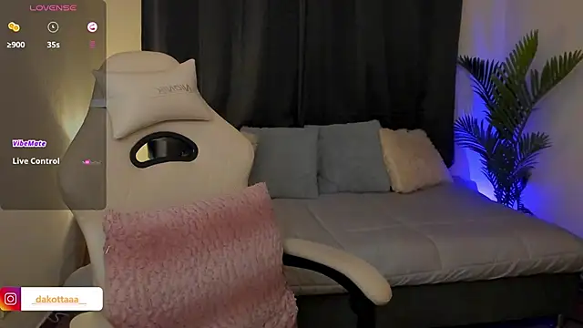 dakottaa  online show from November 2025 11:40:01 PM