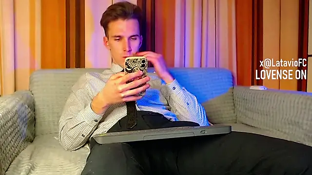 Snapshot of Midnighter_ chatting on November 2025 03:22:01 PM Midnighter online show from November 2025 03:22:01 PM