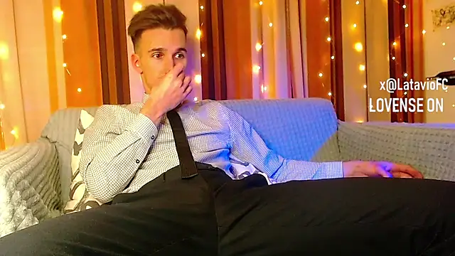 Snapshot of Midnighter_ chatting on December 2025 05:29:01 PM Midnighter online show from December 2025 05:29:01 PM