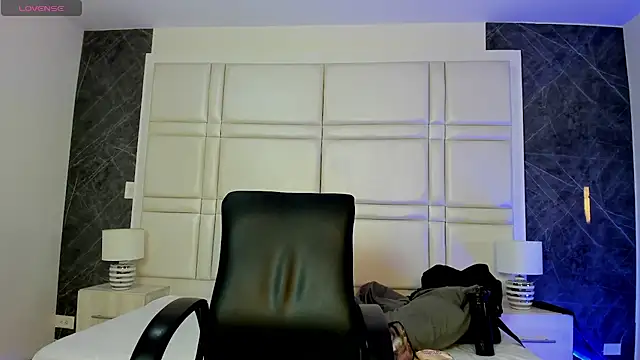 charlottewhitte online show from February 2026 07:04:02 PM