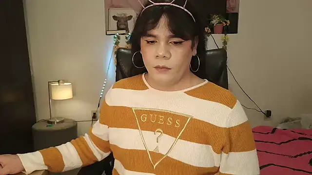 Snapshot of Violetacam_05 chatting on February 2025 03:41:01 AM Violetacam 05 online show from February 2025 03:41:01 AM