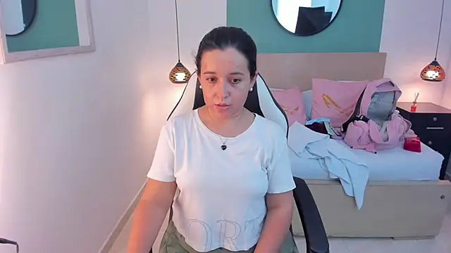 izaro22 online show from December 2024 07:23:01 PM