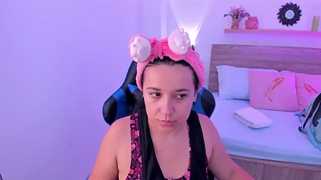 izaro22 online show from September 2025 12:54:02 PM