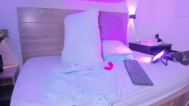 izaro22 online show from October 2025 04:13:02 PM