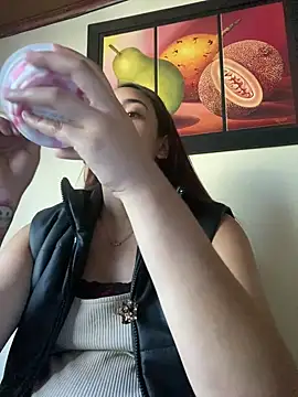 Snapshot of Vaiolet_a chatting on January 2025 09:54:01 PM Vaiolet a online show from January 2025 09:54:01 PM