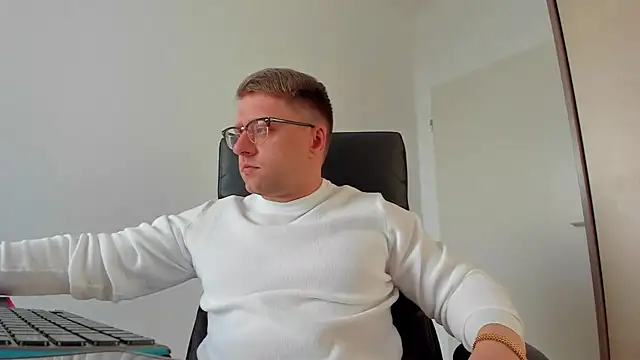 Snapshot of Findom_guy chatting on March 2025 03:28:01 PM Findom guy online show from March 2025 03:28:01 PM