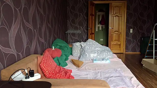 Snapshot of MiriamOr chatting on October 2025 08:07:01 AM MiriamOr online show from October 2025 08:07:01 AM