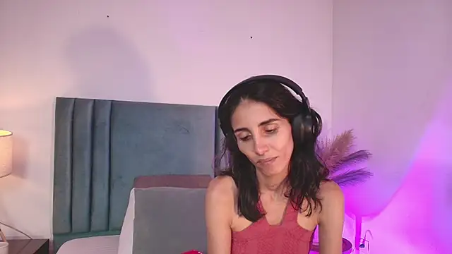 Nina Cavaali online show from October 2025 06:25:02 PM