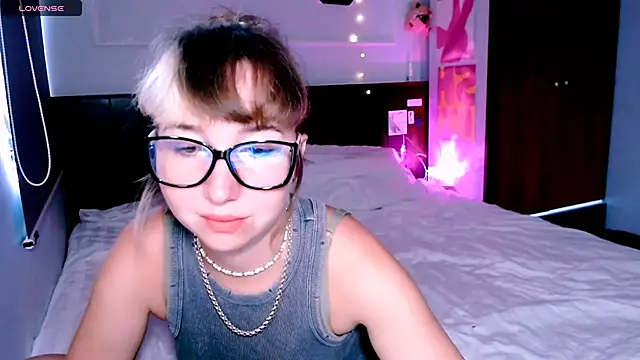 Snapshot of Cosmo_Riri chatting on September 2025 05:00:01 AM Cosmo Riri online show from September 2025 05:00:01 AM