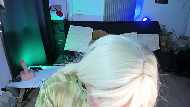 Cuttiealice online show from March 2025 07:20:02 PM