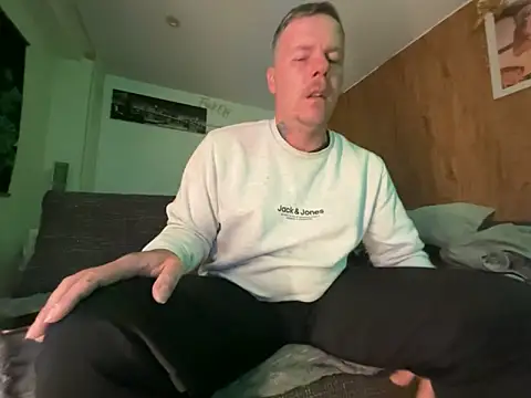 Snapshot of steveindahouse chatting on October 2025 04:15:01 AM steveindahouse online show from October 2025 04:15:01 AM