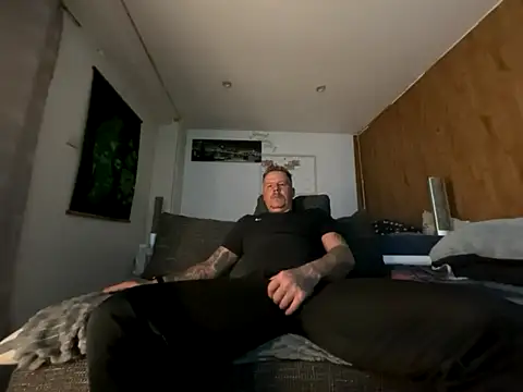 Snapshot of steveindahouse chatting on October 2025 02:47:02 AM steveindahouse online show from October 2025 02:47:02 AM