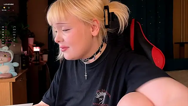 Snapshot of LisaLaas chatting on October 2025 02:48:01 PM LisaLaas online show from October 2025 02:48:01 PM