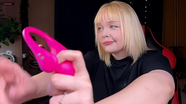 Snapshot of LisaLaas chatting on October 2025 08:52:02 PM LisaLaas online show from October 2025 08:52:02 PM