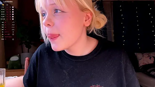 Snapshot of LisaLaas chatting on December 2025 02:55:01 PM LisaLaas online show from December 2025 02:55:01 PM