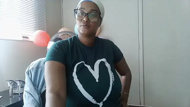 Snapshot of Charlie-Crawford chatting on April 2026 07:47:01 AM Charlie-Crawford online show from April 2026 07:47:01 AM