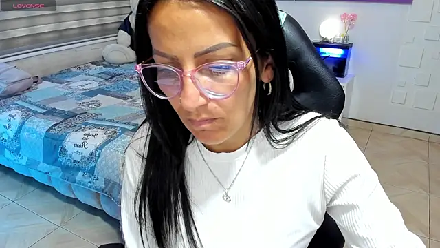 Snapshot of alma_blue chatting on May 2026 08:27:01 PM alma blue online show from May 2026 08:27:01 PM