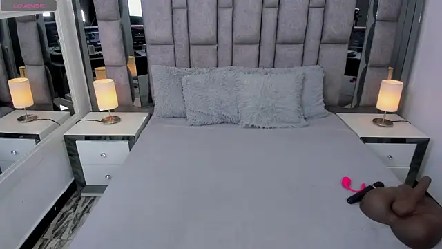 EMMAHILL1 online show from October 2025 12:58:01 PM