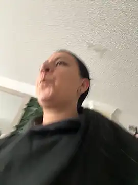 Abril Luv online show from November 2025 12:59:02 PM