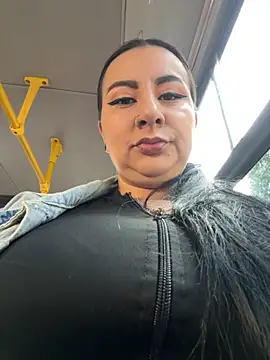 Abril Luv online show from November 2025 12:05:02 PM