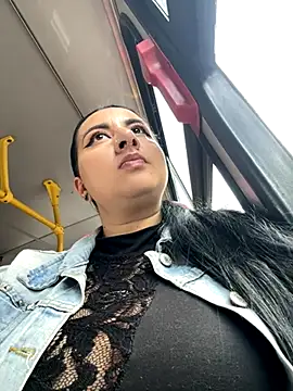 Abril Luv online show from November 2025 12:15:02 PM