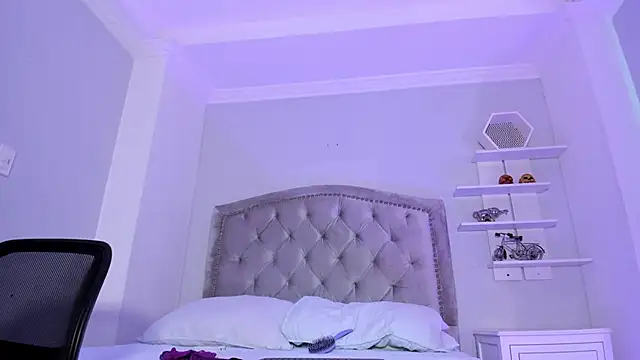 Snapshot of CamileHolmes chatting on February 2025 08:44:01 AM CamileHolmes online show from February 2025 08:44:01 AM
