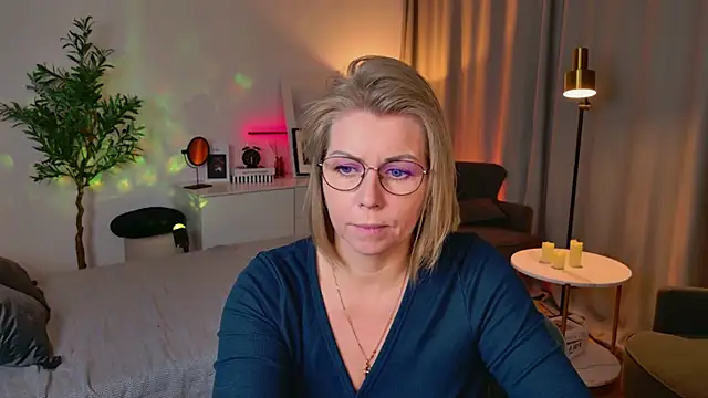 Snapshot of Annie_Light chatting on April 2026 07:17:02 AM Annie Light online show from April 2026 07:17:02 AM