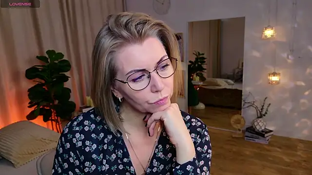 Snapshot of Annie_Light chatting on May 2026 06:41:02 AM Annie Light online show from May 2026 06:41:02 AM