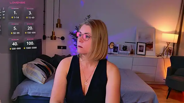 Snapshot of Annie_Light chatting on May 2026 06:54:01 AM Annie Light online show from May 2026 06:54:01 AM