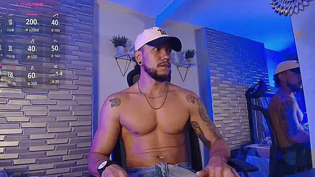 ARON TAYLER01 online show from June 2026 10:18:02 AM