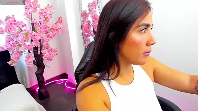 KAROLIVONNE online show from July 2026 03:27:02 PM