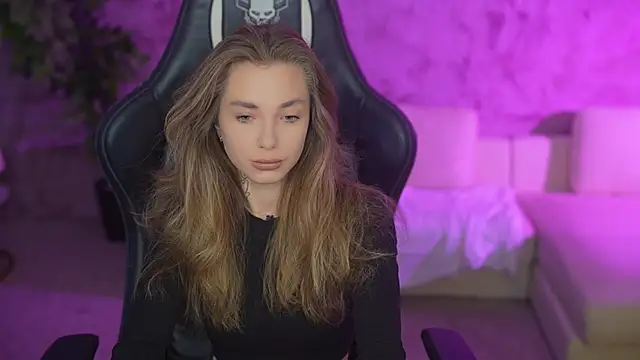 Kisasolo online show from October 2025 07:00:01 PM