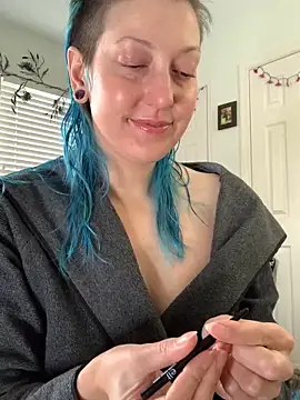 MissCumberdale online show from December 2024 05:08:01 PM