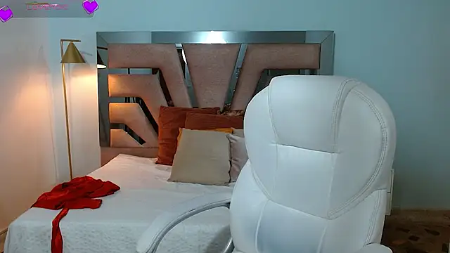 Snapshot of sophia_hadid chatting on December 2024 01:39:01 PM sophia hadid online show from December 2024 01:39:01 PM