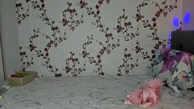 Snapshot of Alisagold90 chatting on October 2025 07:19:02 AM Alisagold90 online show from October 2025 07:19:02 AM